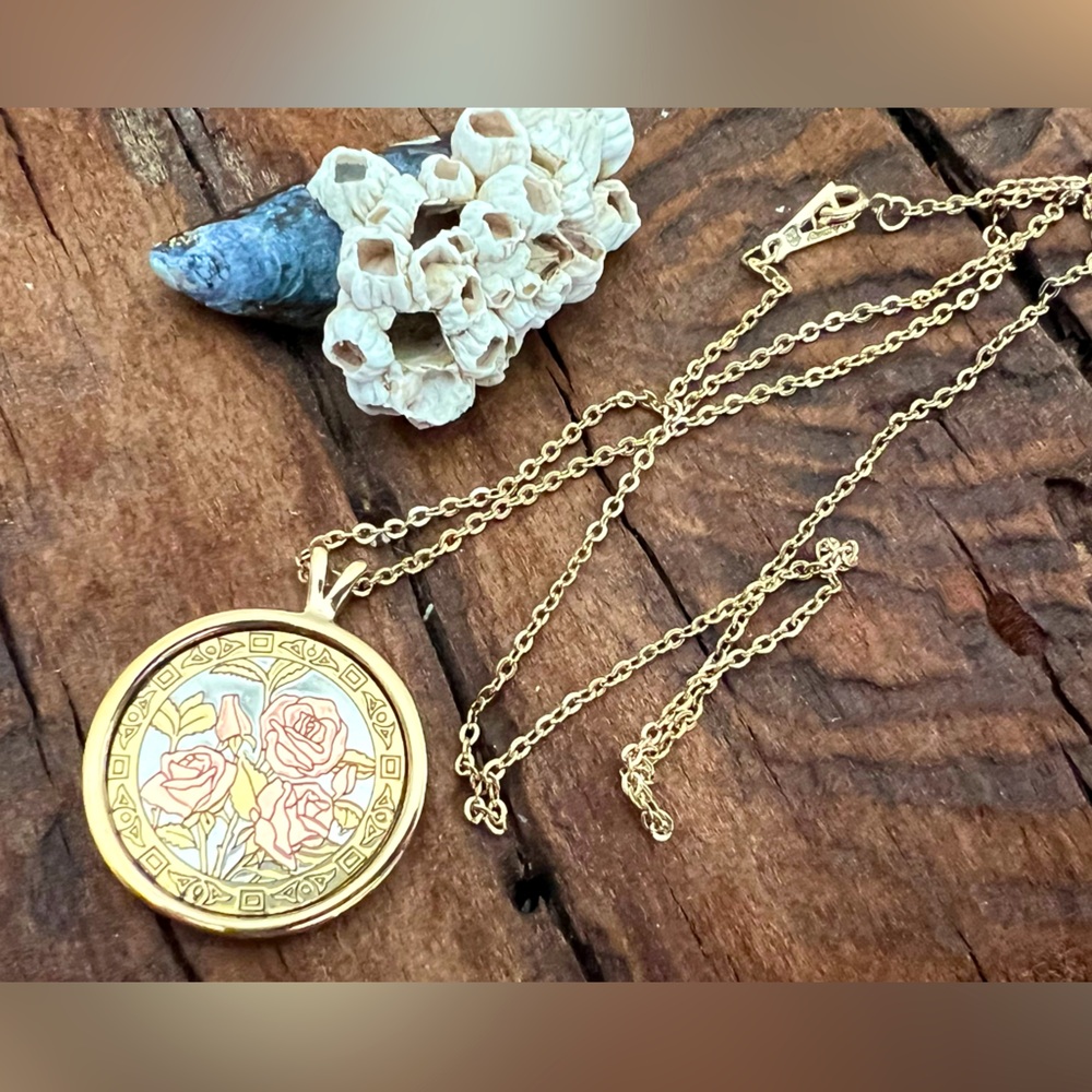 Vintage Amway Necklace Rose Pendant Damascene Style Metal Engraved Gold Tone 22”